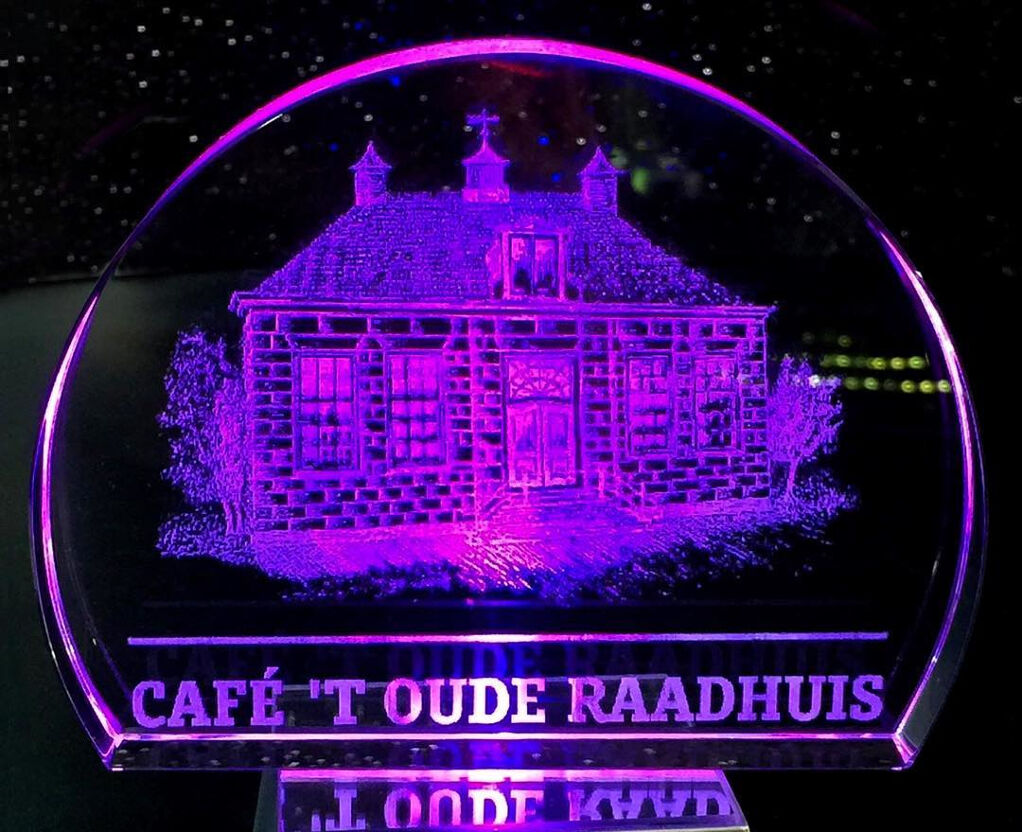 Grabado de logotipos e imagen de empresa en cristal con láser en 2D y 3D